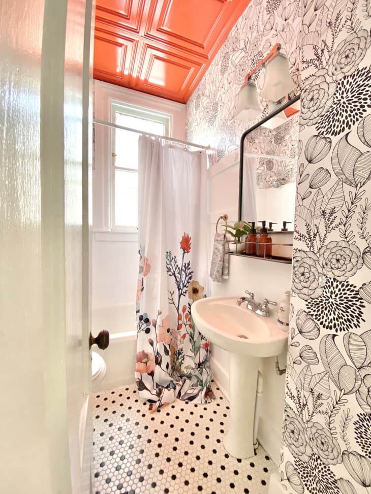 浴室与花卉壁纸，花卉浴帘，和橙色的天花板