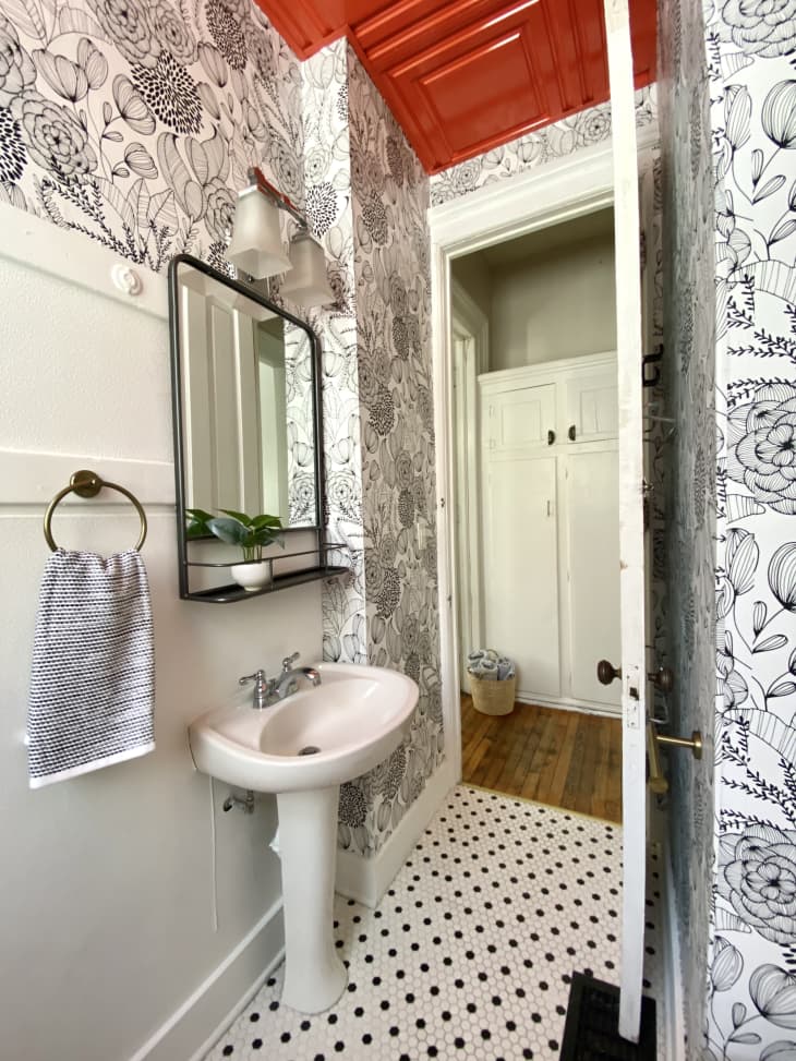 浴室有花墙纸和橙色天花板