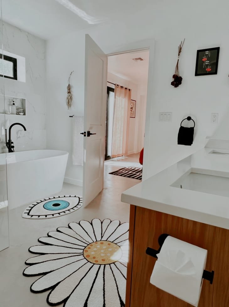 Bathroom with eye-shaped rug and daisy-shaped rug