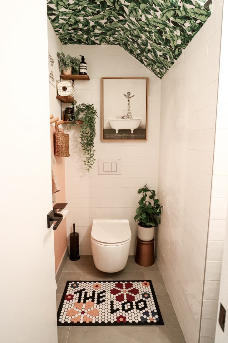 Bathroom with green leaf wallpaper on the ceiling