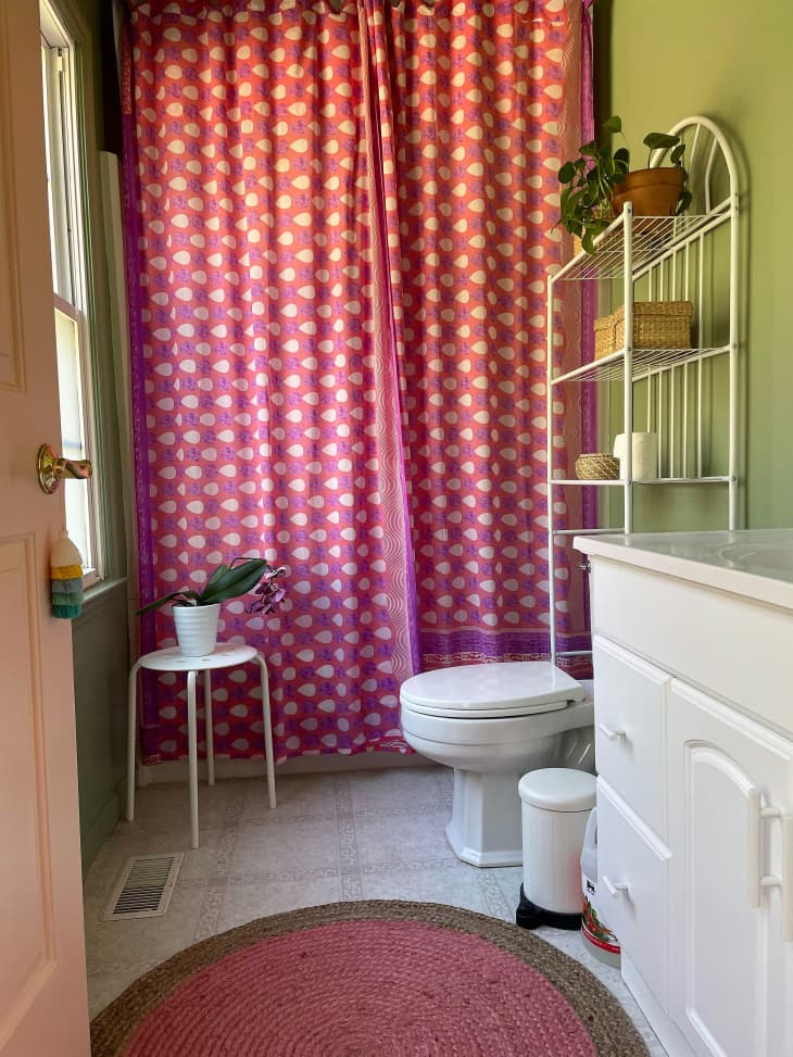 浴室有粉红色浴帘