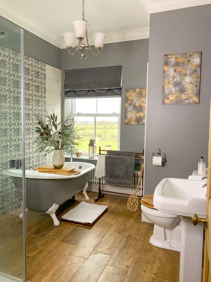 Large country style bathroom