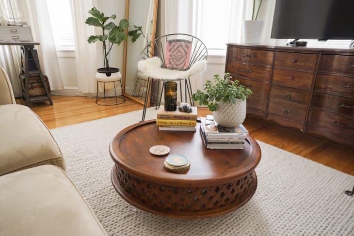A round coffee table in the middle of the living room