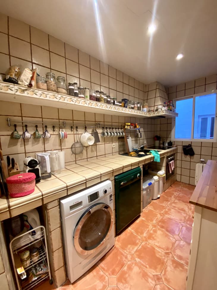 A tiled kitchen with a dishwasher and laundry machine