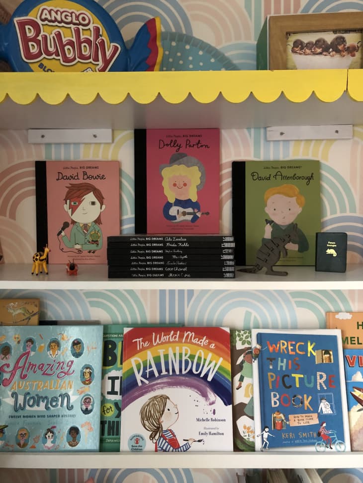kids books, built in shelves, rainbow wallpaper, scalloped yellow trim