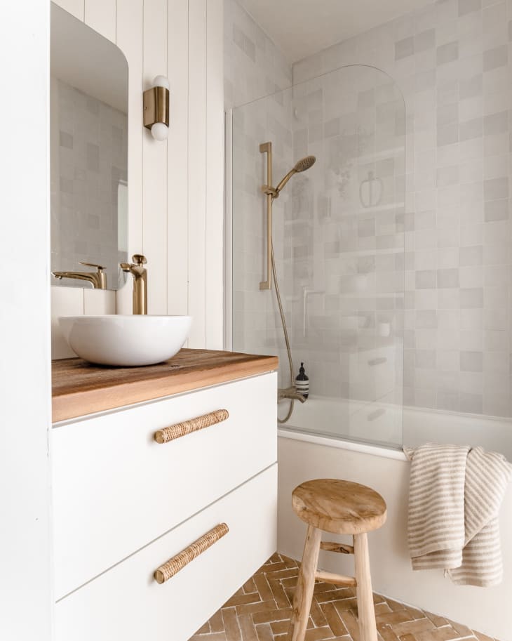 Apartment bathroom with lots of white, natural wood, natural colors, natural fiber textiles