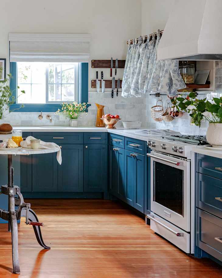 A Dated Kitchen Gets a Dramatic Vintage-Inspired Makeover | Apartment ...