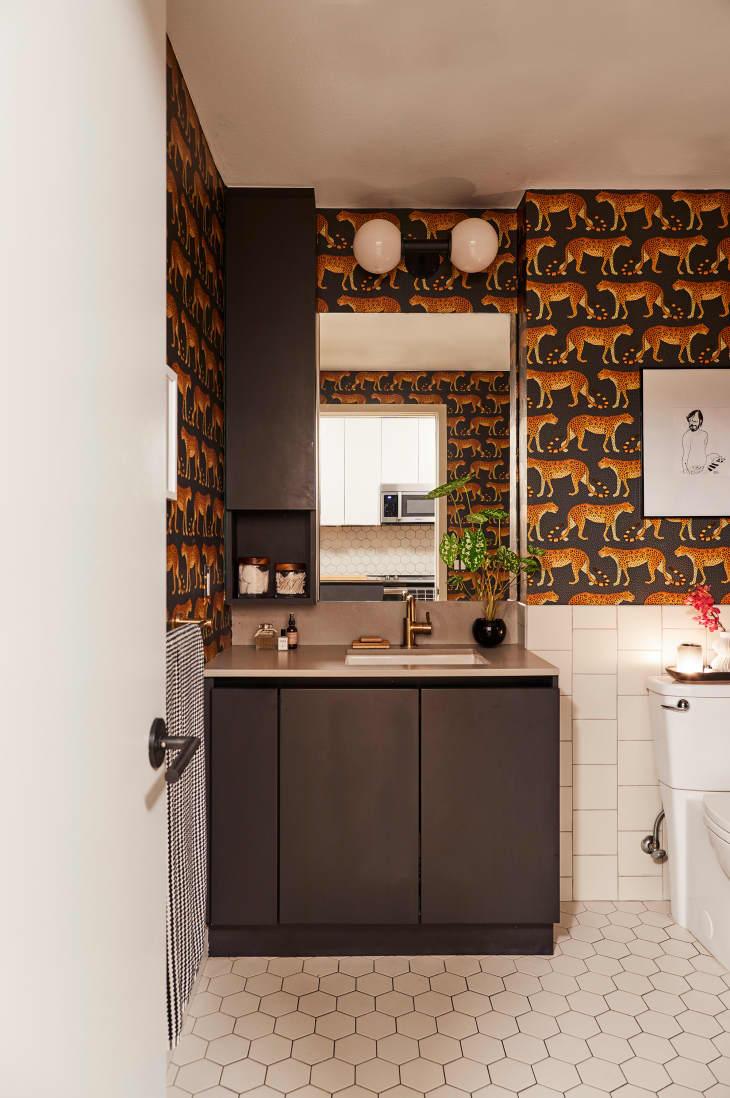 A Tan, Characterless Bathroom Gets a Wild Wallpaper Makeover ...