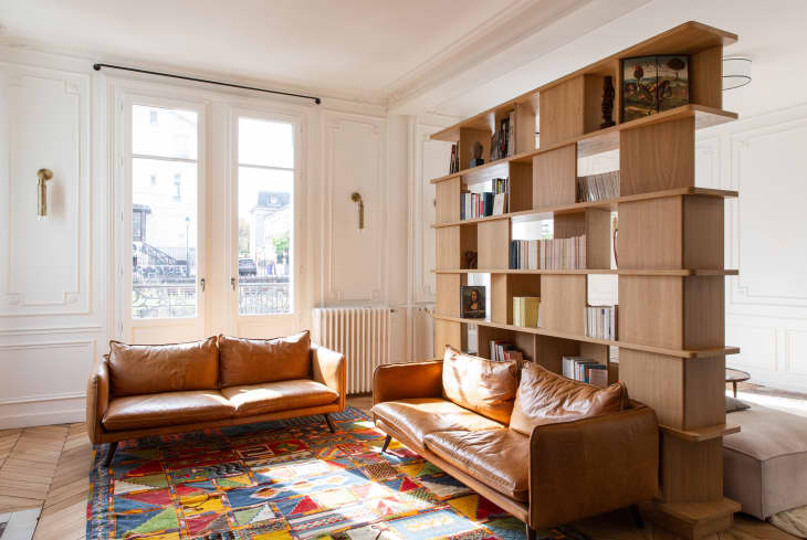 Large bookshelf in living room with leather seating.
