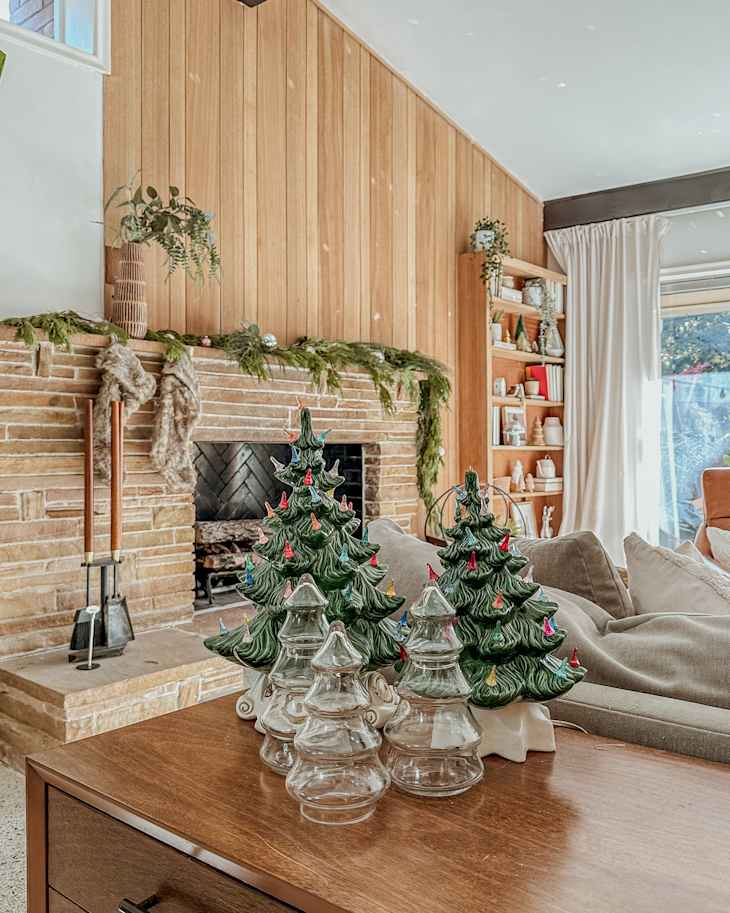 Tour a Mid-Century Modern House Decorated for the Holidays | Apartment ...