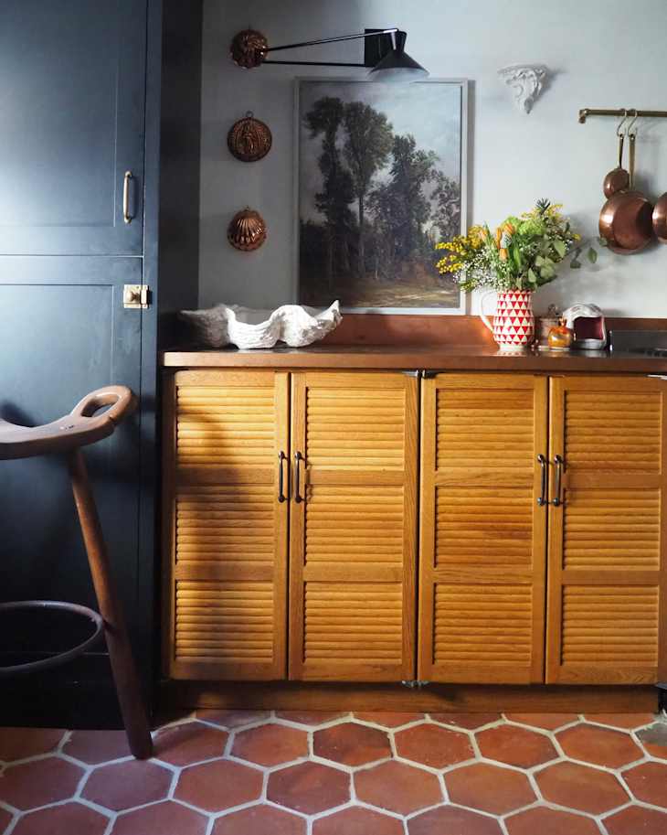 See This Kitchen's Charming Makeover with Terracotta Tiles | Apartment ...
