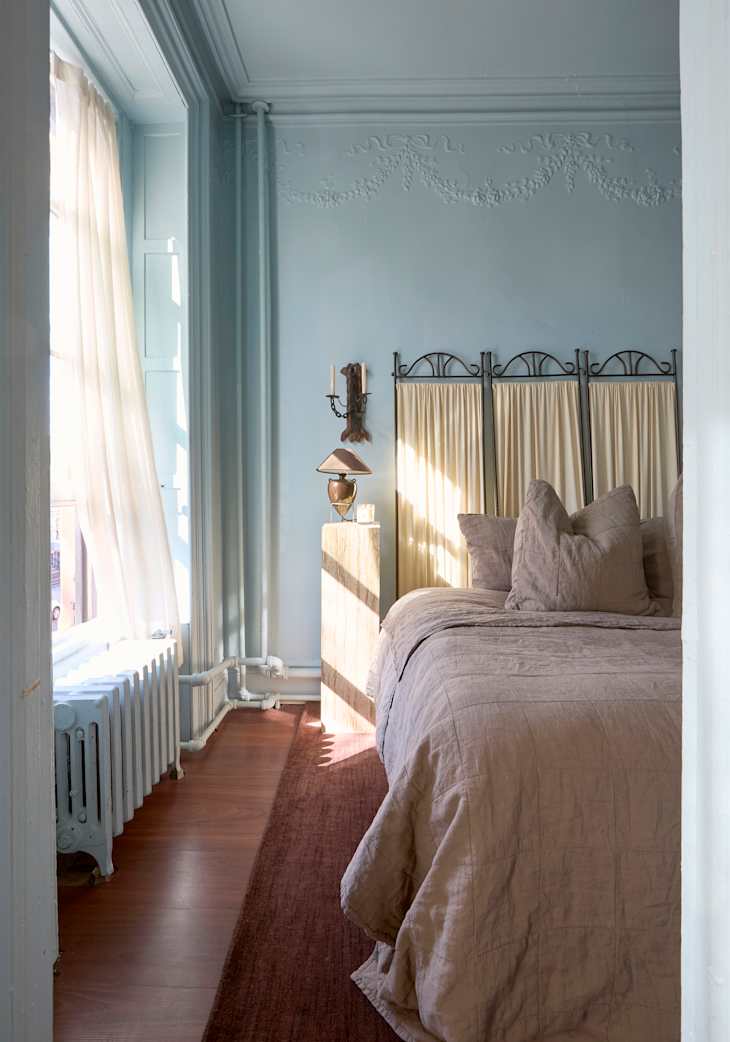 Why a High-Quality Rug Is the Ultimate Bedroom Splurge, According to Top Home Stagers