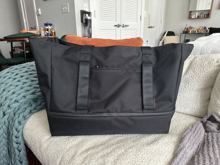 Lo & Sons Catalina Deluxe Tote Review: The Best Organized Travel Bag?