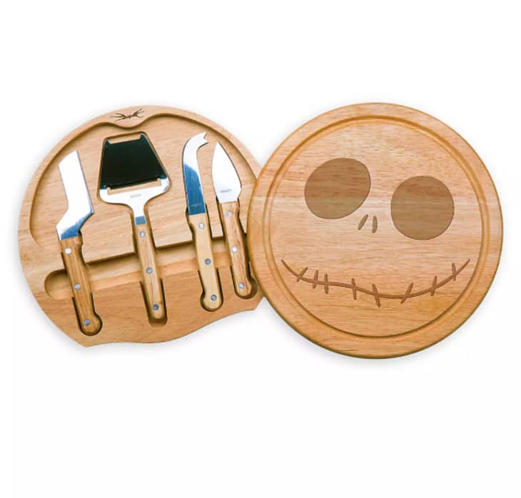 Circular skull-shaped cheeseboard and knife set