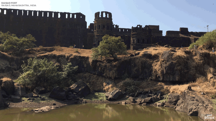 Ragiad Fort appearing next to water