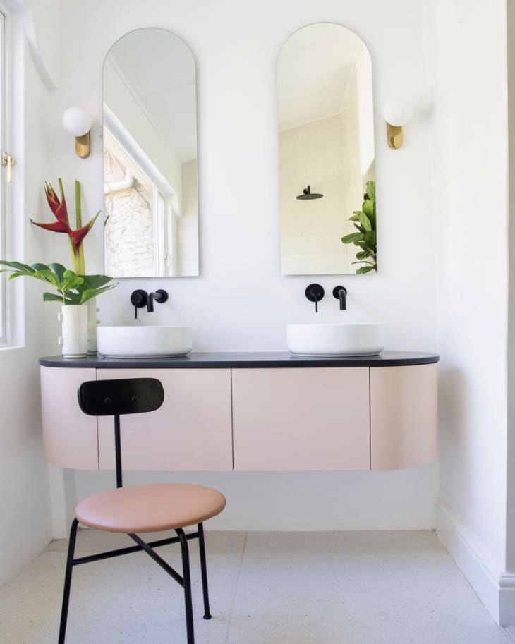 现代浴室里的粉色和黑色椅子