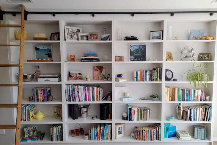 4 Pro Organizer Tips to Transform Your Cluttered Bookshelf into a Stylish Display