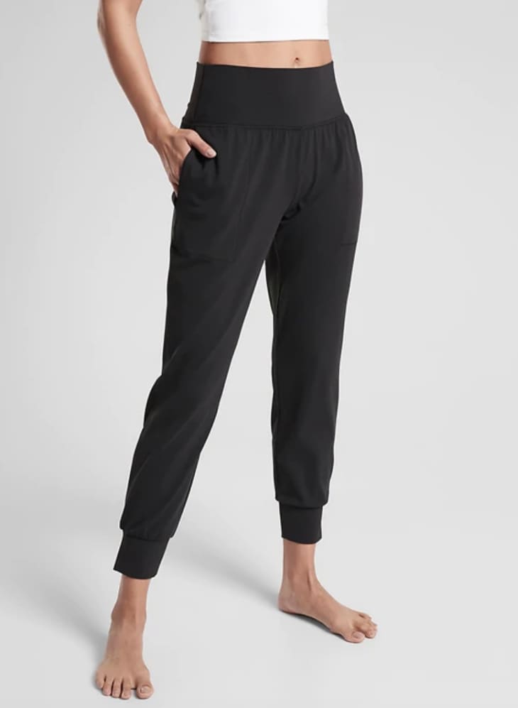 Mid-Rise Elevate Side-Pocket Mesh-Trim Compression Leggings