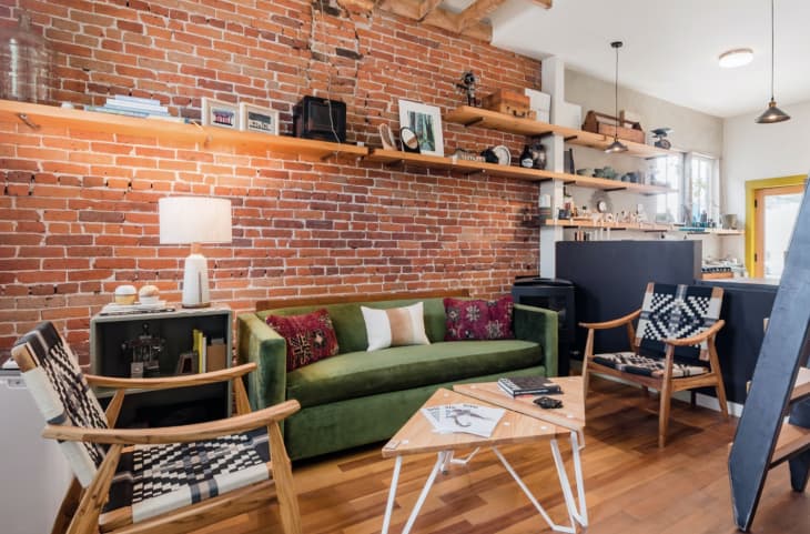 Long shelf that connects the kitchen and living room of a house designed by The Sursy