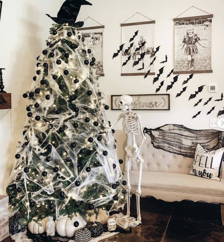 万圣节用蜘蛛网和黑色帽子装饰的圣诞树