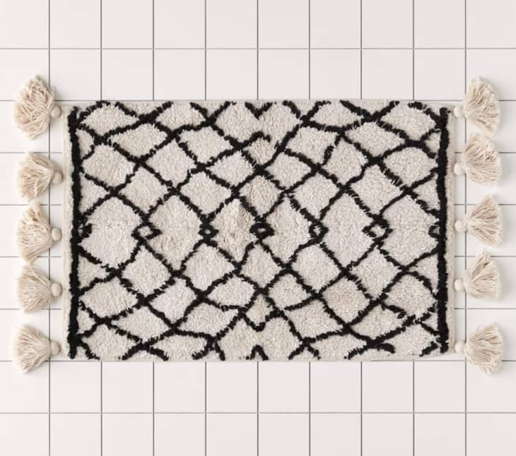 Bath mat that's black and white with tassels