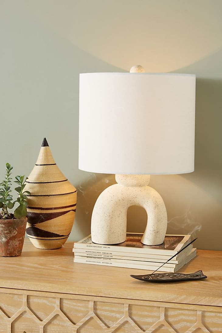 Table lamp with arch-shaped terra cotta base
