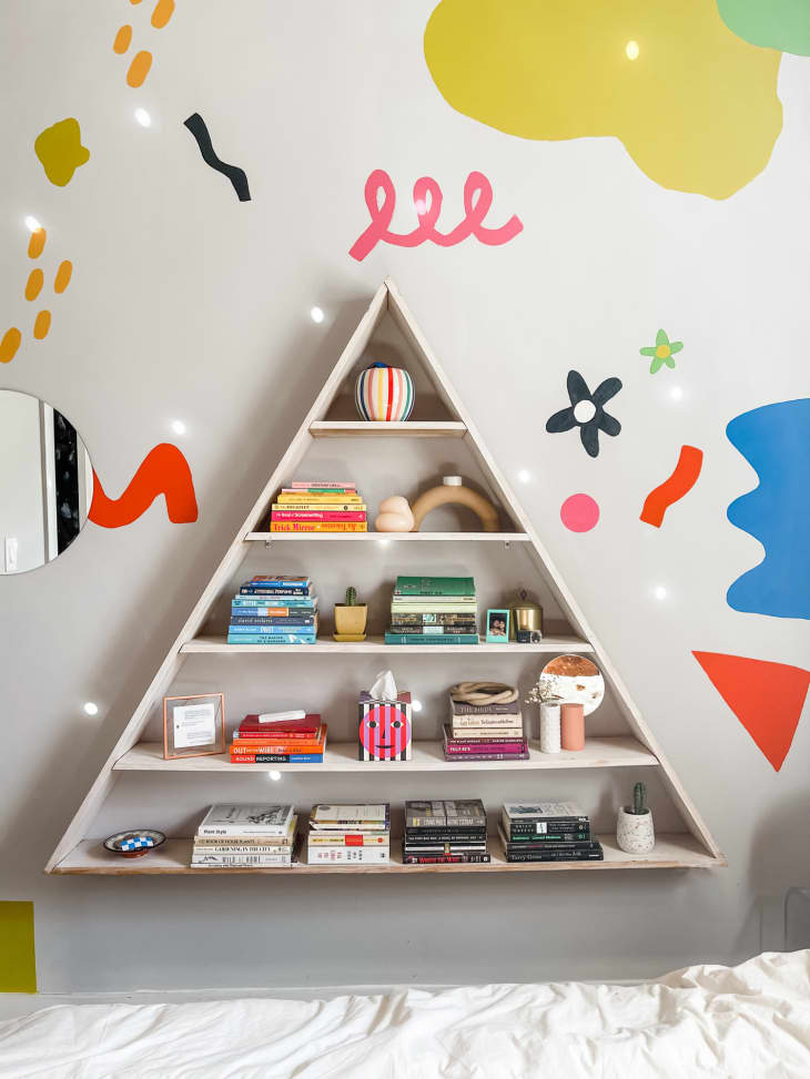 Daniela Araya's rainbow bookshelf