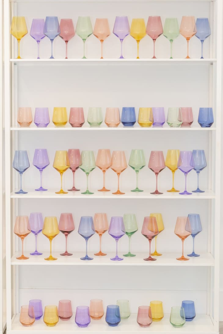 一排排的彩色酒杯