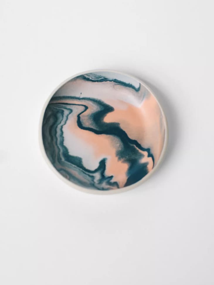 摩根莱文陶瓷捏碗与大理石图案在蓝绿色和桃红色