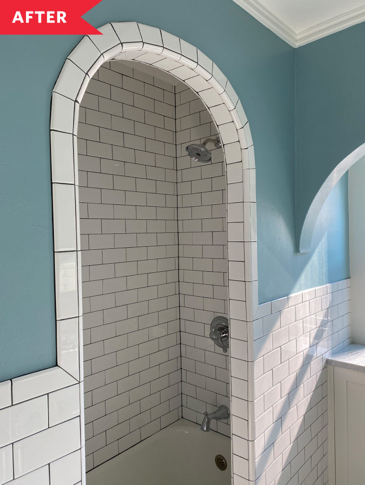 杰西卡·格拉赫(Jessica Gerlach)的浴室后，地铁瓷砖拱门，她的精修铸铁浴缸四周涂着深色灌浆