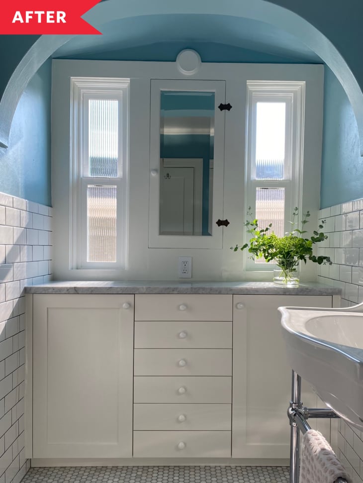 杰西卡·格拉赫浴室后;拱门，梦幻般的蓝色油漆，半手工的橱柜和地铁瓷砖