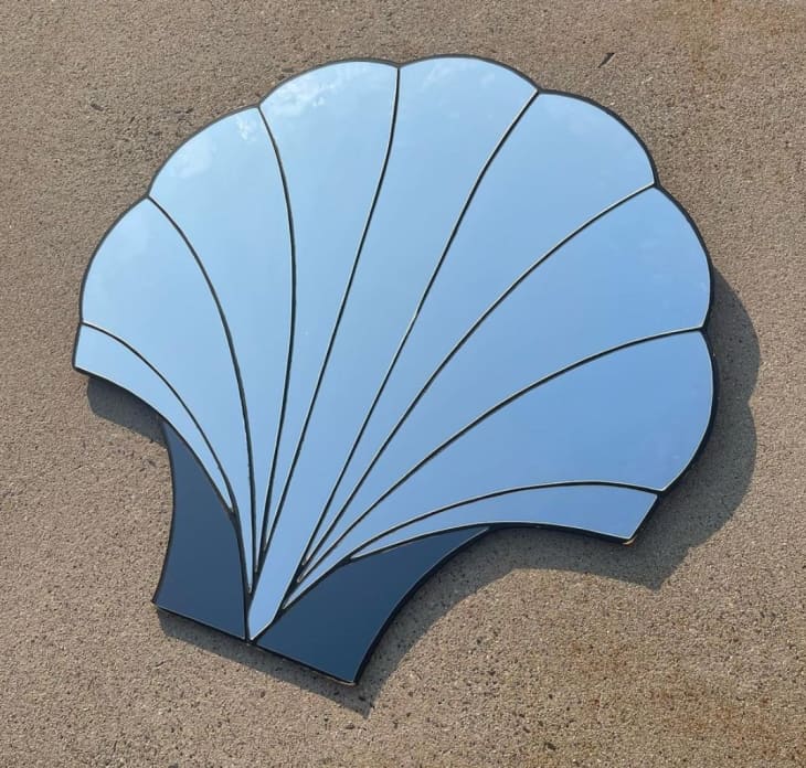 Shell-shaped decorative mirror from Las Libras Vintage