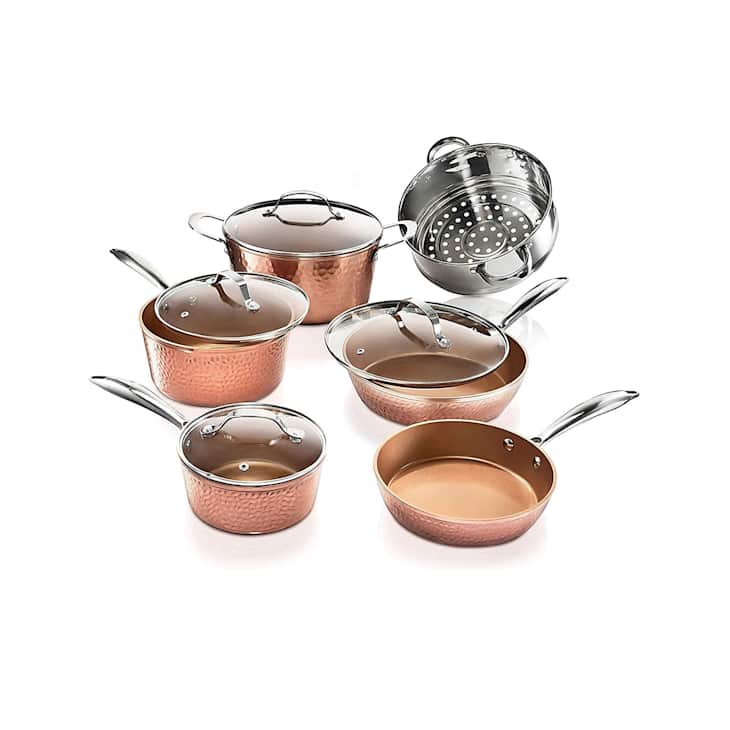 Kate Hudson Uses Copper Pots Instead of a Kitchen Chandelier ...