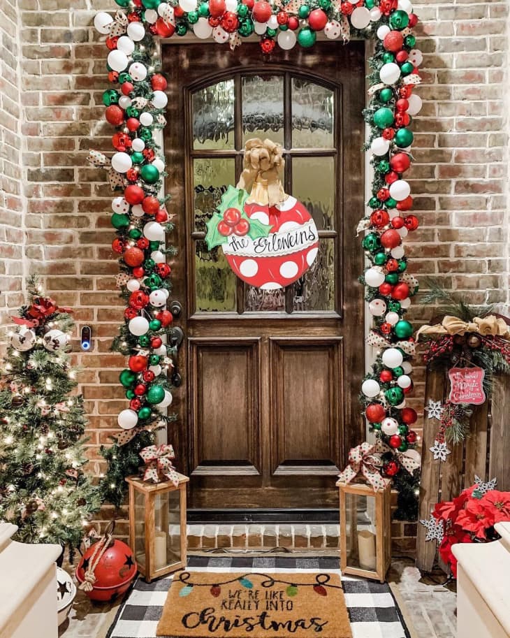 15 Christmas Door Decoration Ideas (With Inspiring Photos ...