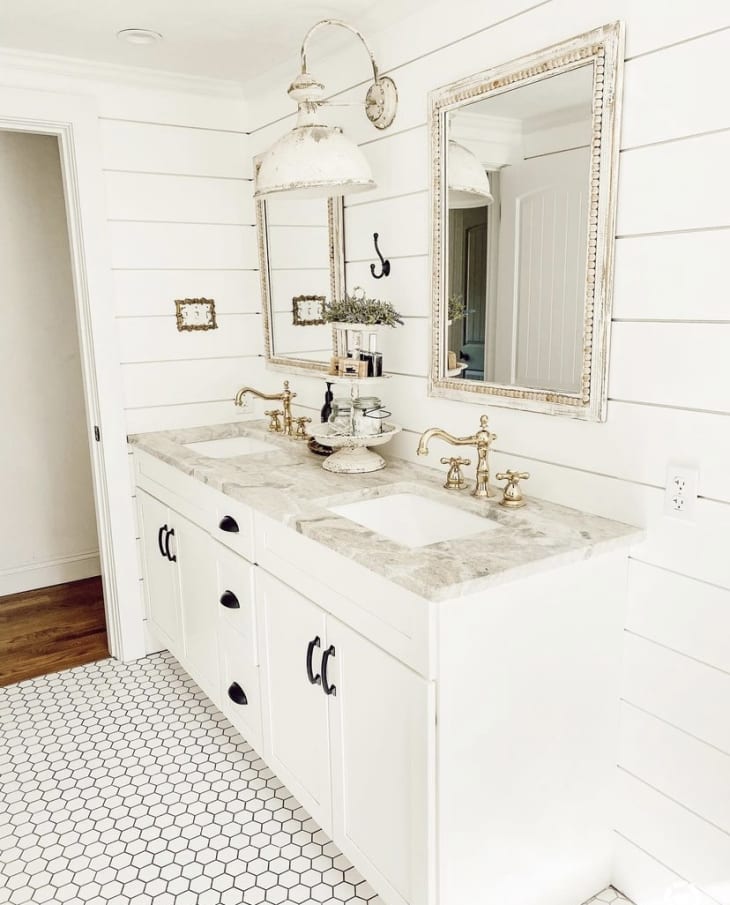 36 White Bathroom Ideas (With Photos of AllWhite Bathrooms