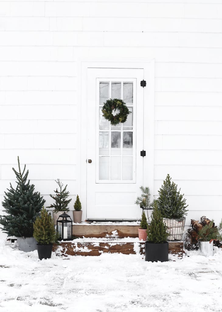 15 Christmas Door Decoration Ideas With Inspiring Photos Apartment   MinimalOutdoorChristmasDecor1