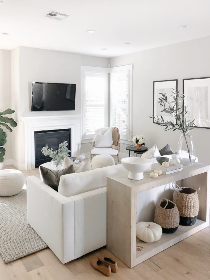 Wall decor around online mounted tv