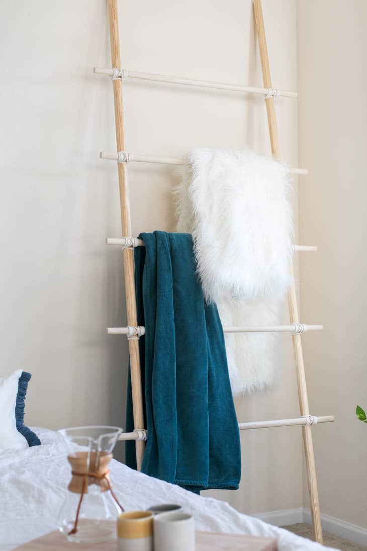 Blanket ladder with outlet dowels