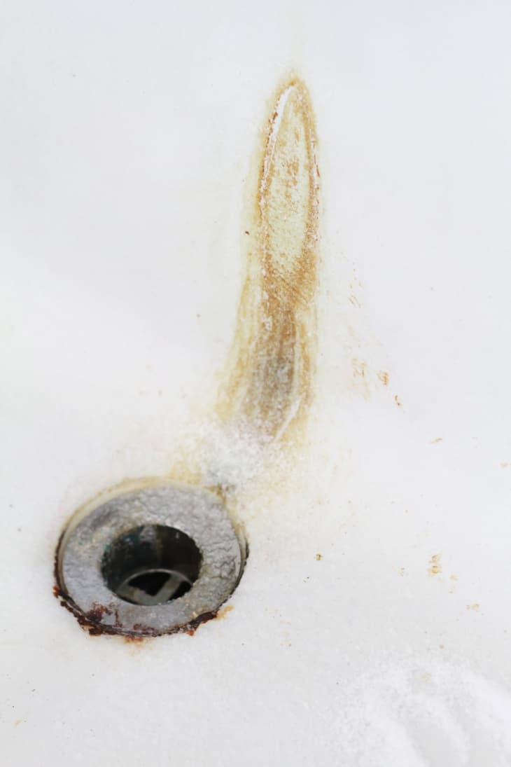 How To Naturally Clean a Bathtub with Grapefruit and Salt Apartment