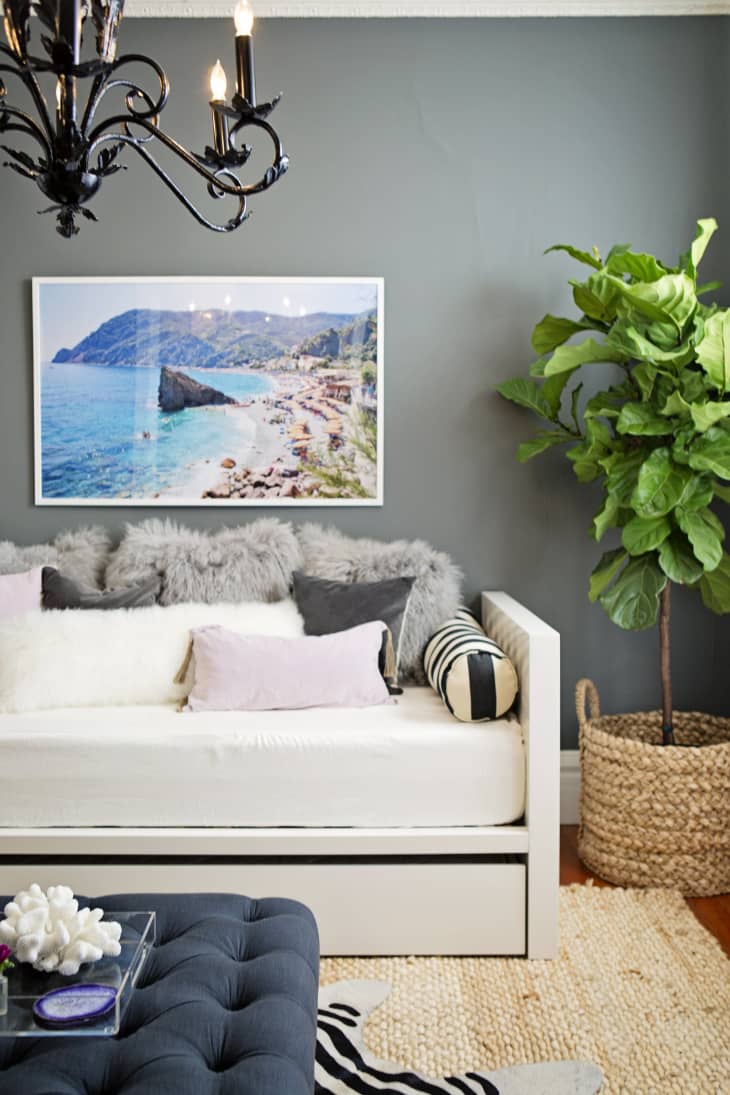 Living Rooms With Properly Hung Art Apartment Therapy