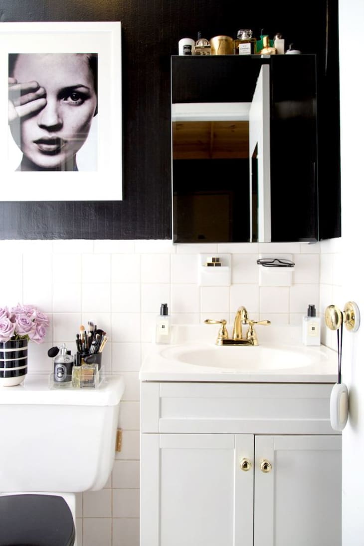 8 Stylish Solutions for Ugly Rental Bathrooms Apartment Therapy