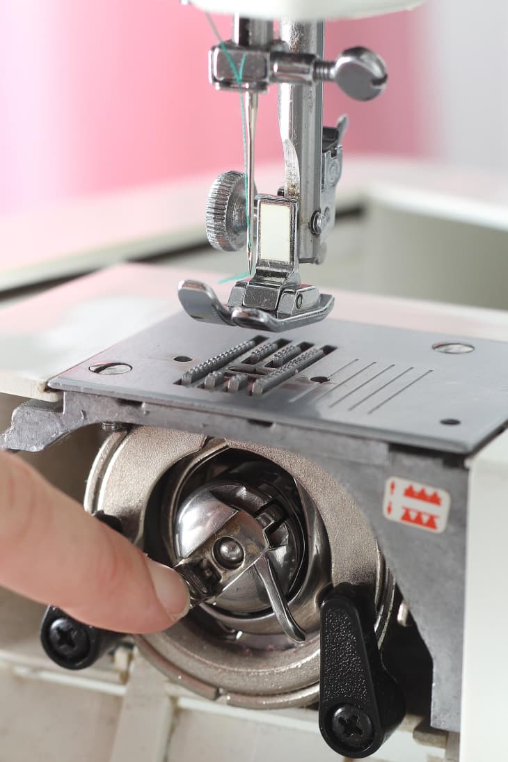 how to wind thread on a bobbin in mini sewing machine