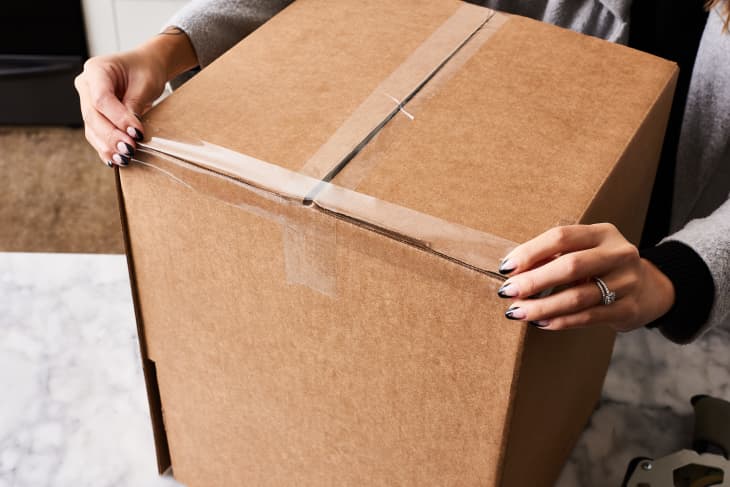 how-to-tape-moving-boxes-according-to-a-professional-mover-apartment