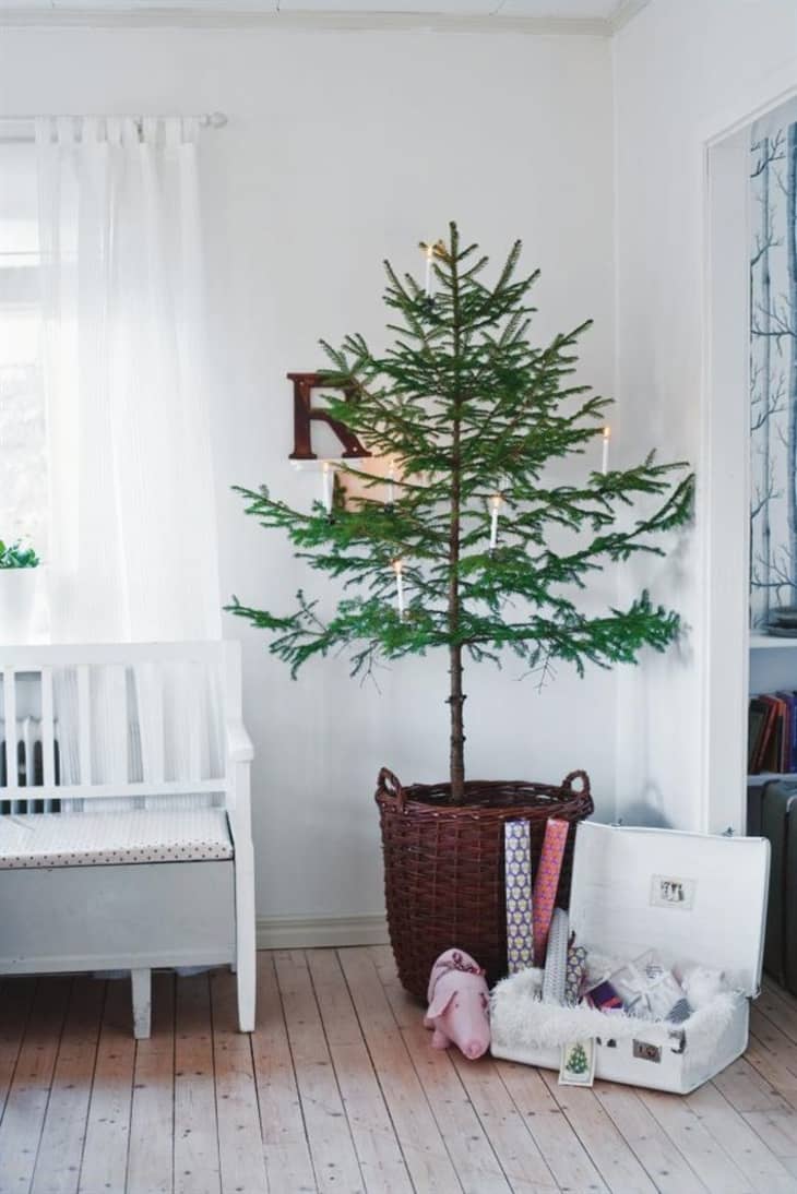 Minimalist Christmas Tree Ideas for Streamlined Holiday Decor