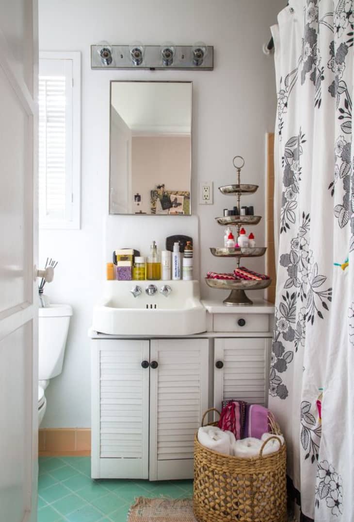 9 Real Bathrooms That Expertly Tackle a Lack of Storage | Apartment Therapy