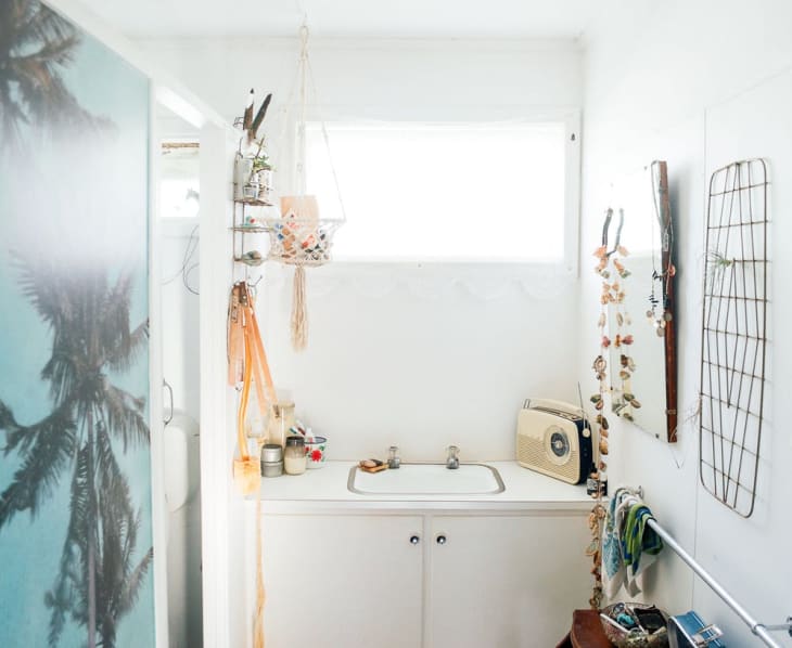 9 Real Bathrooms That Expertly Tackle a Lack of Storage | Apartment Therapy