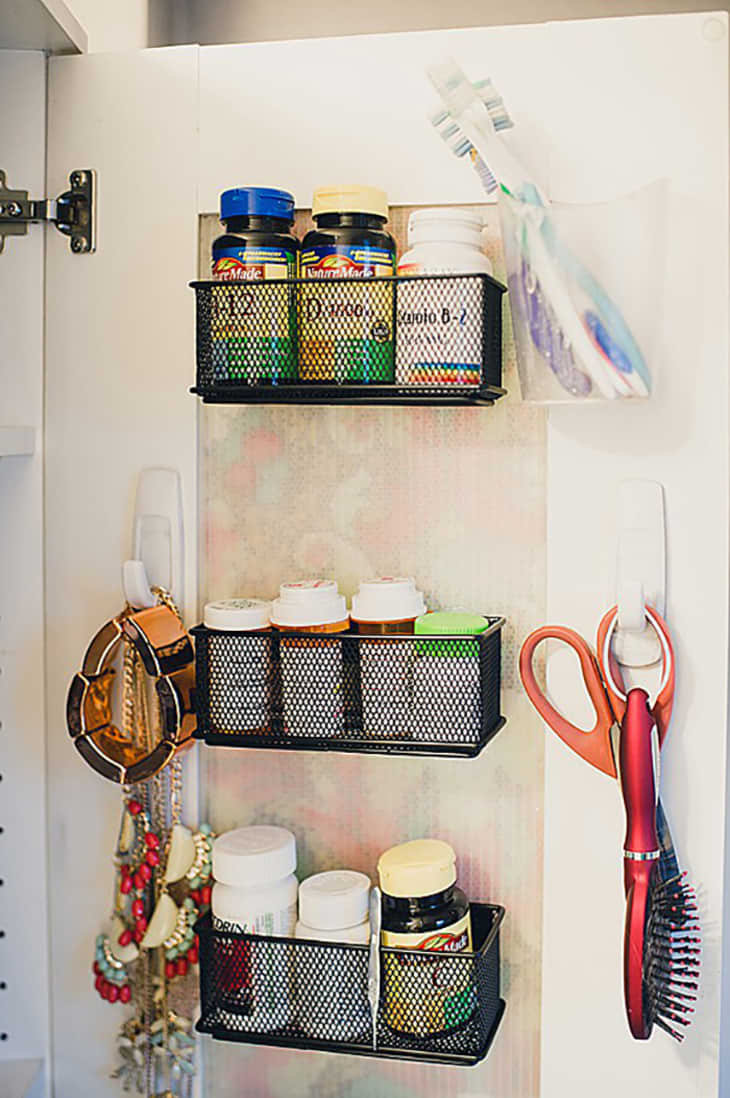 How to Use Adhesive Strips to Organize Your Bathroom Apartment