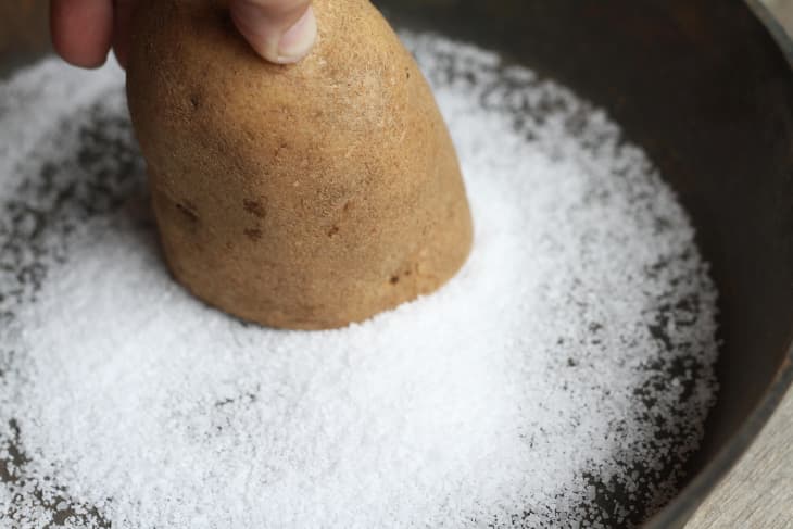 How To Clean &amp; Season Rusty Cast Iron Skillets With Salt &amp; Oil ...