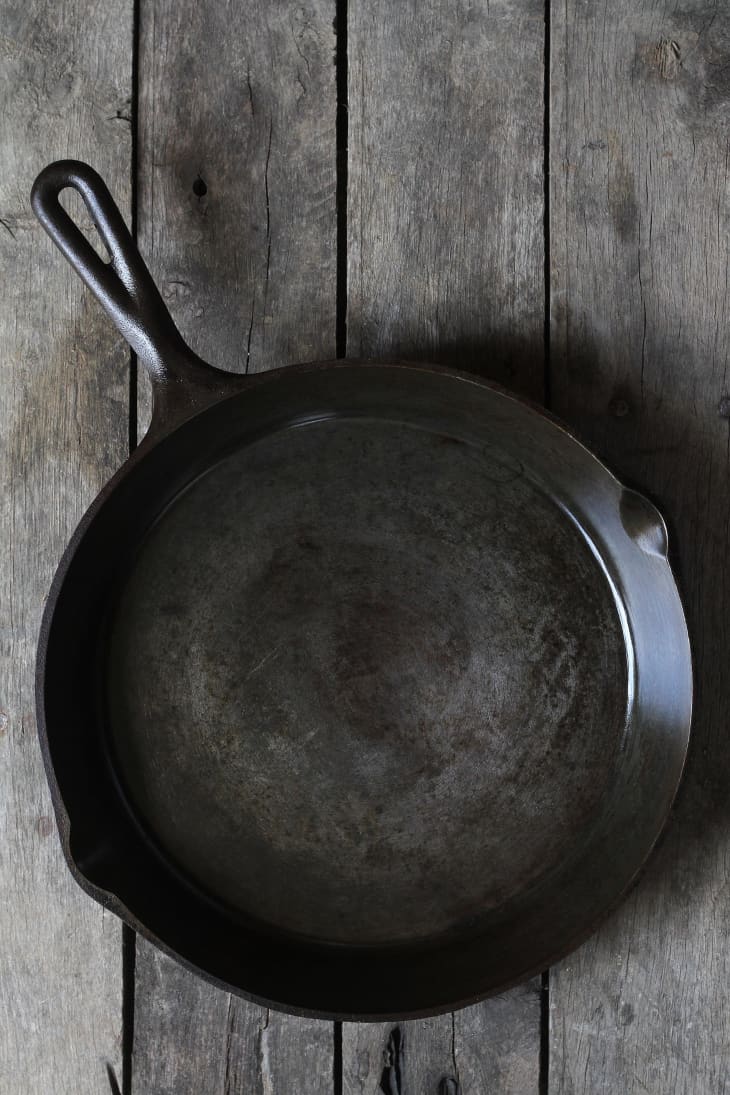 How To Clean & Season Rusty Cast Iron Skillets With Salt & Oil