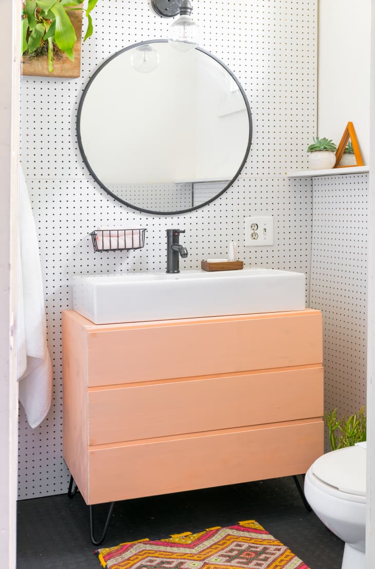 After A Budget Rental Bathroom Makeover Under 500 Apartment Therapy